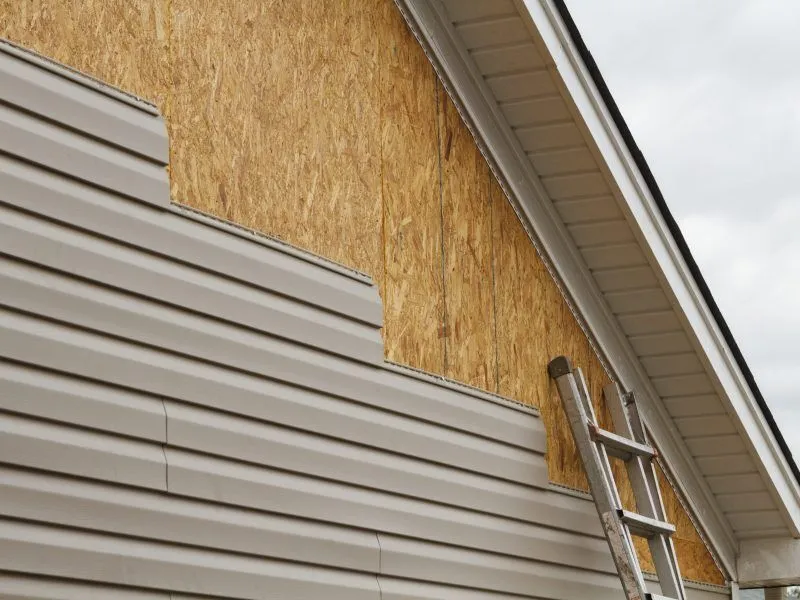 efc838be9e8aa13b4de4cbfc0b927fd9.dreamstime_xxl_45276879-siding-install-800x600-1